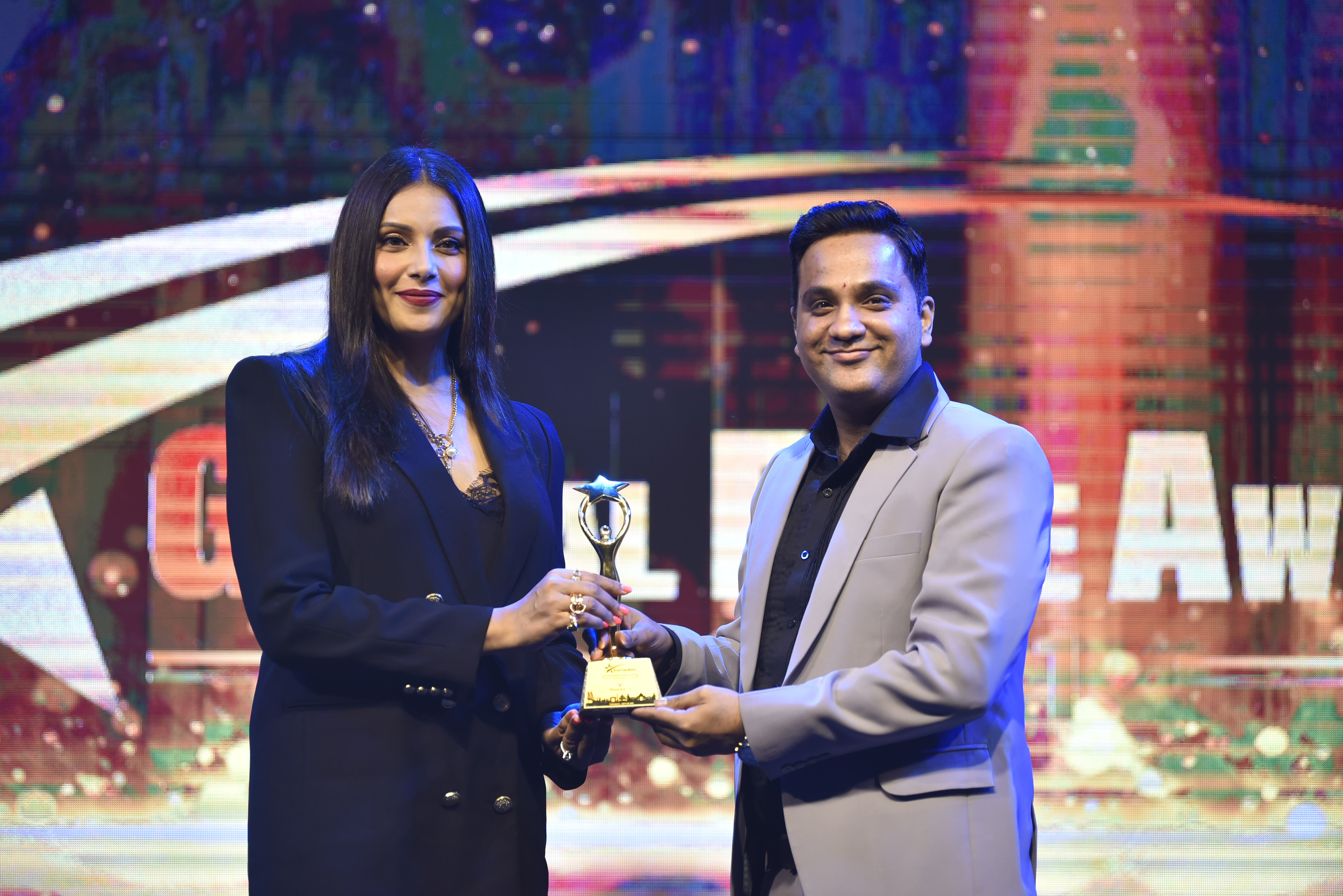 Image showing Mr Vineet Sakhuja won award for Best Tarot Card Reader by Bipasha Basu Grover