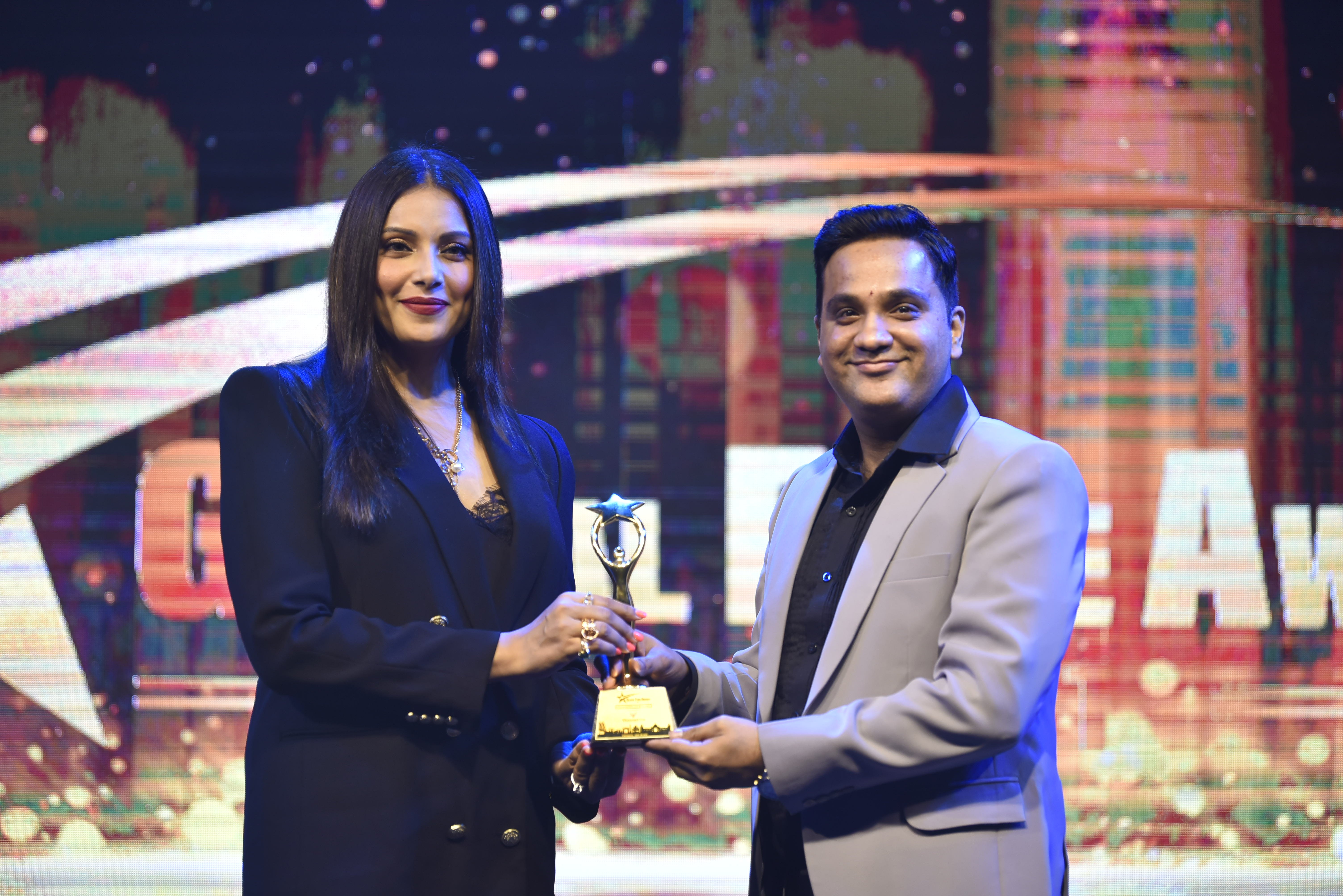 Image showing Mr Vineet Sakhuja won award for Best Tarot Card Reader by Bipasha Basu Grover